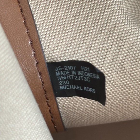 Michael Kors Bag Signature Logo Tote - Picture 11 of 17